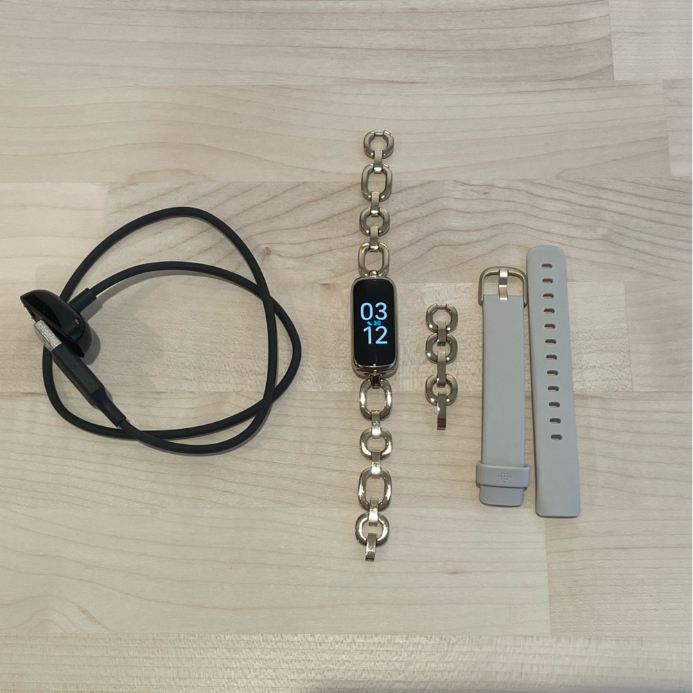 Fitbit Luxe Gold Gorjana special editionn